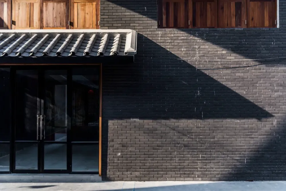 เมทัลชีทจับคู่ผนังอิฐ