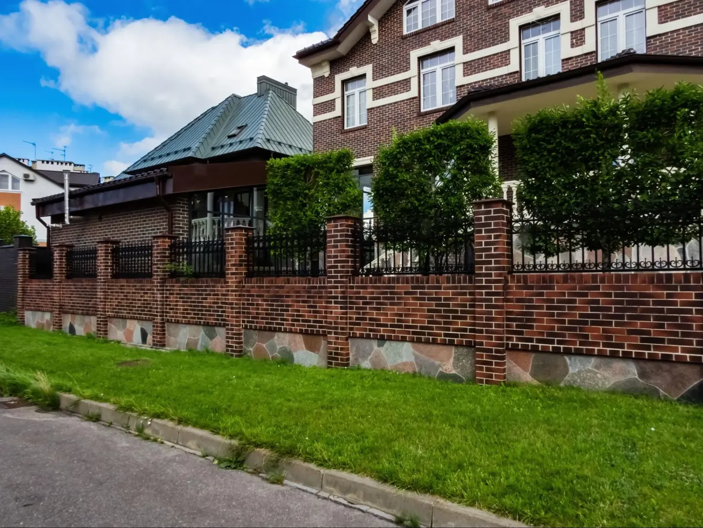 รั้วอิฐและเหล็กผสมอิฐ