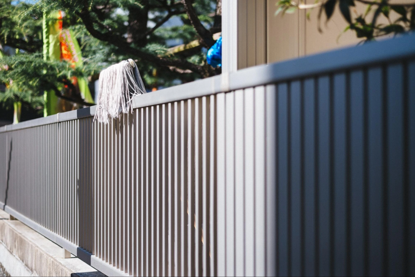 รั้วเมทัลชีทสีเทา