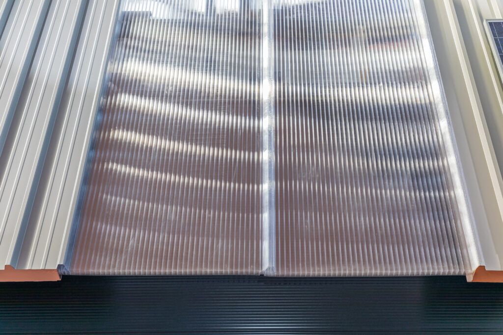 ต่อเติมพื้นที่หลังคาหลังบ้าน เลือกวัสดุหลังคาโพลีคาร์บอเนต 