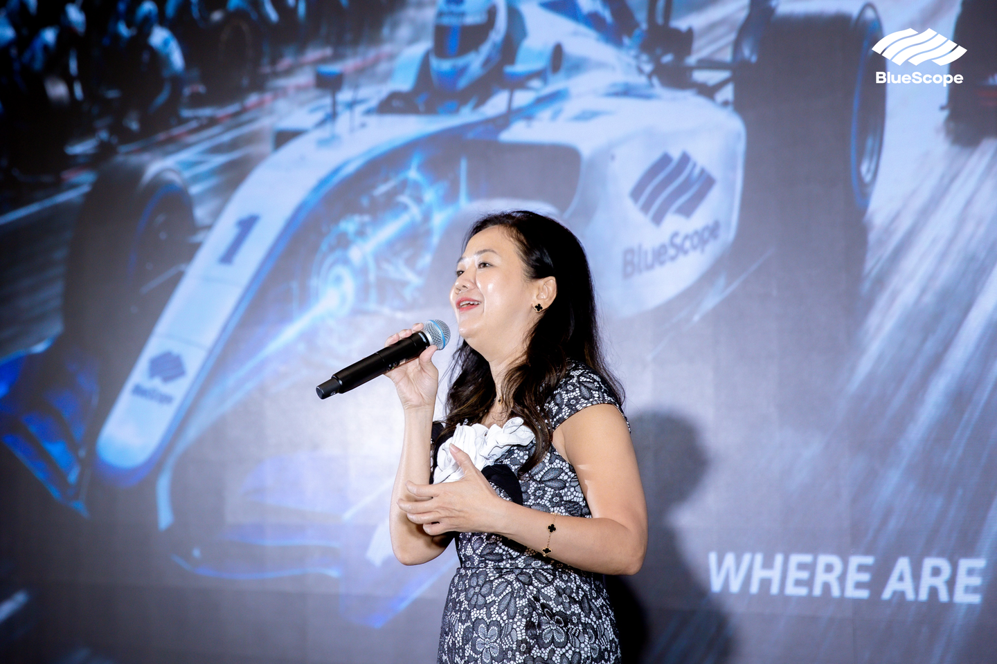Bà Lâm Tố Trinh, Phó Tổng Giám đốc Phát triển Sản phẩm và Kinh doanh, chia sẻ các chiến lược Đổi mới sáng tạo và Phát triển sản phẩm trong năm tài chính mới.