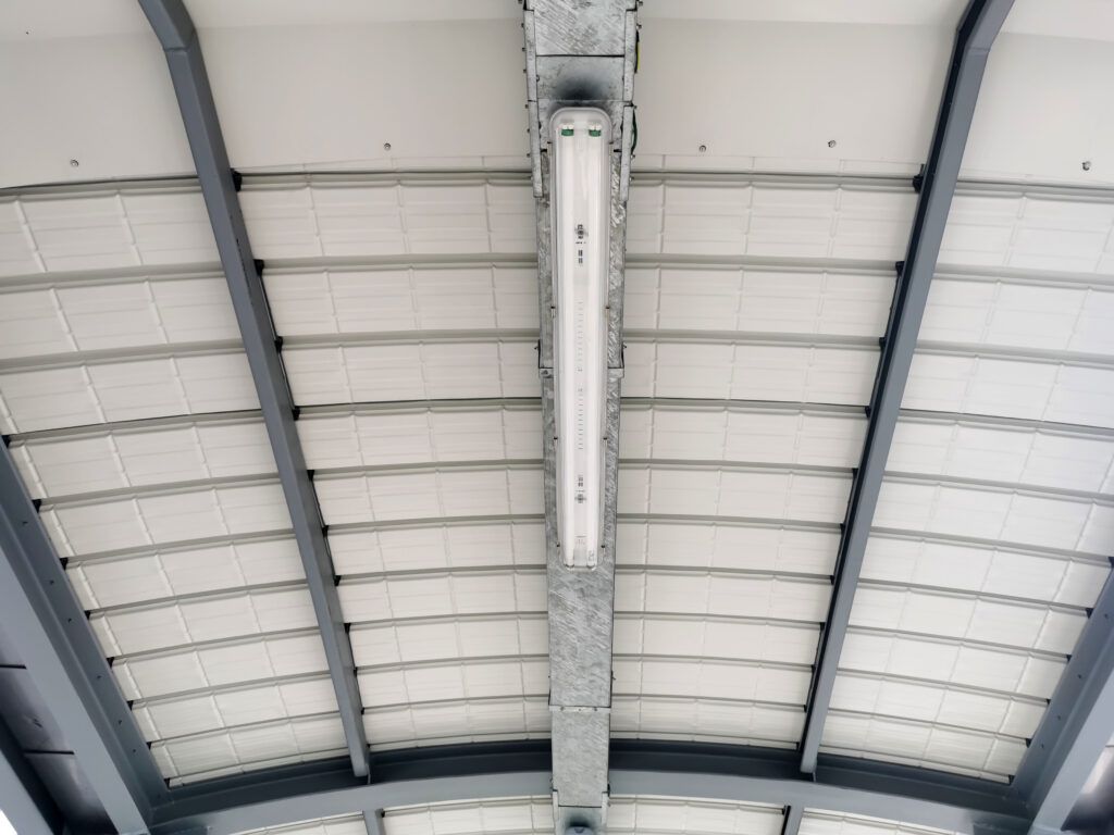 ต่อเติมพื้นที่หลังคาหน้าบ้าน เลือกวัสดุหลังคาไวนิล